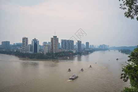 位于四川省南部岷江和大渡河交汇处的乐山镇夏季全景背景图片