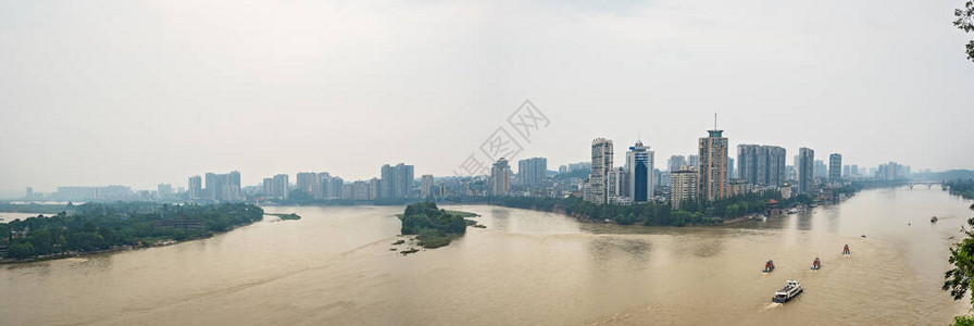 位于四川省南部岷江和大渡河交汇处的乐山镇夏季全景图片