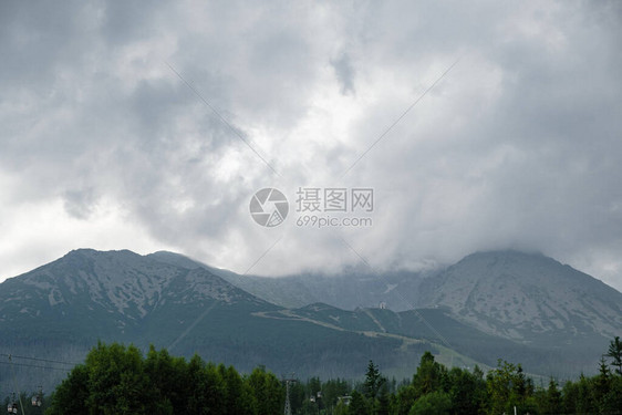 云雾缭绕的山峦和森林的壮丽景色图片