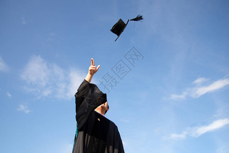 毕业生在毕业典礼那天向毕业典礼的天空扔了一顶帽子教育理念的成功图片