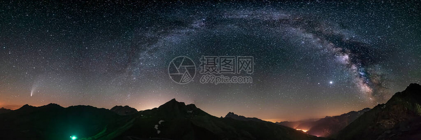 银河弧和阿尔卑斯山夜空中的星杰出的彗星Neowise在左边的地平线上发光全景图片