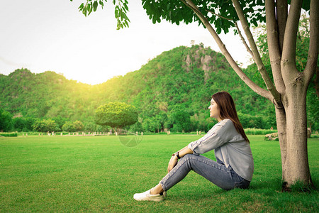 以山地景观为例在日落的自然中图片