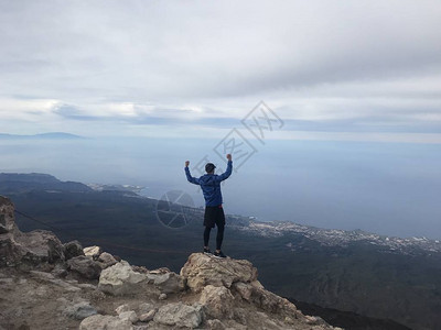 在岩石海岸的顶端摆放着一幅人形图片