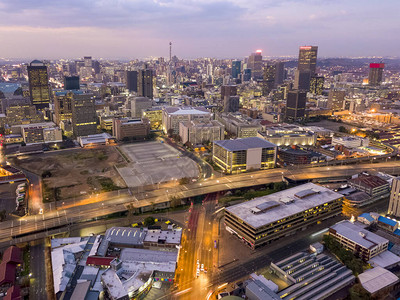 南非汽车交通照亮了约翰内斯堡市中心空中的景象图片