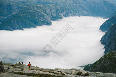 前往Kjeragbolten是挪威最受欢迎的旅行之一HiketoK图片