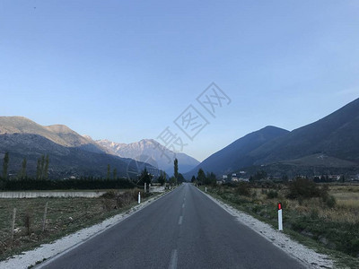 白天在山间空路的图图片