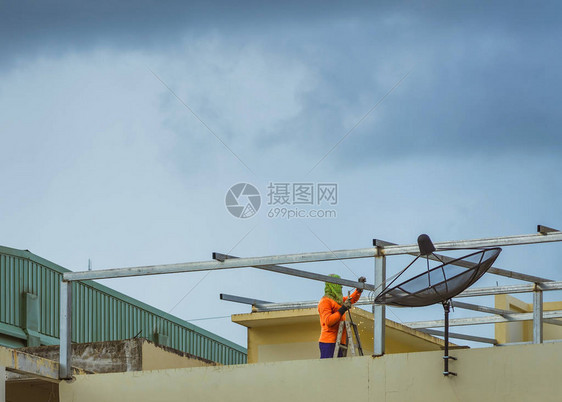 工人在下雨之前焊接屋顶的钢件图片