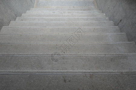 上下楼梯带扶手在爬楼梯时保持平衡安全背景图片