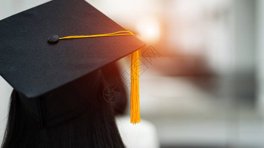 在毕业典礼期间回顾成功的大学毕业生帽子教育成功的概念大学祝贺仪式图片