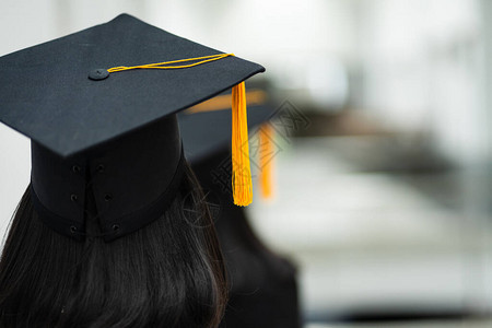 在毕业典礼期间回顾成功的大学毕业生帽子教育成功的概念大学祝贺仪式图片