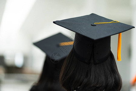 在毕业典礼期间回顾成功的大学毕业生帽子教育成功的概念大学祝贺仪式图片