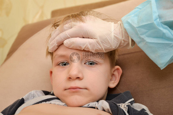 医生用手测量孩子的体温检查额头发烫图片