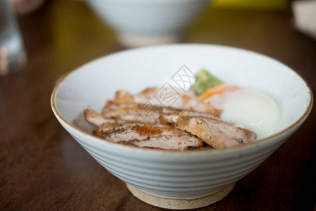 近距离图像切片猪肉和米饭的Onsen图片