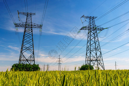 高压输电线配电站高压输电塔带有输电线和变压器的配电变站背景图片