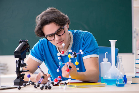 教室里的年轻男学生图片