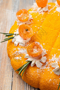 紧贴的橙色天鹅绒橘子蛋糕装饰着图片