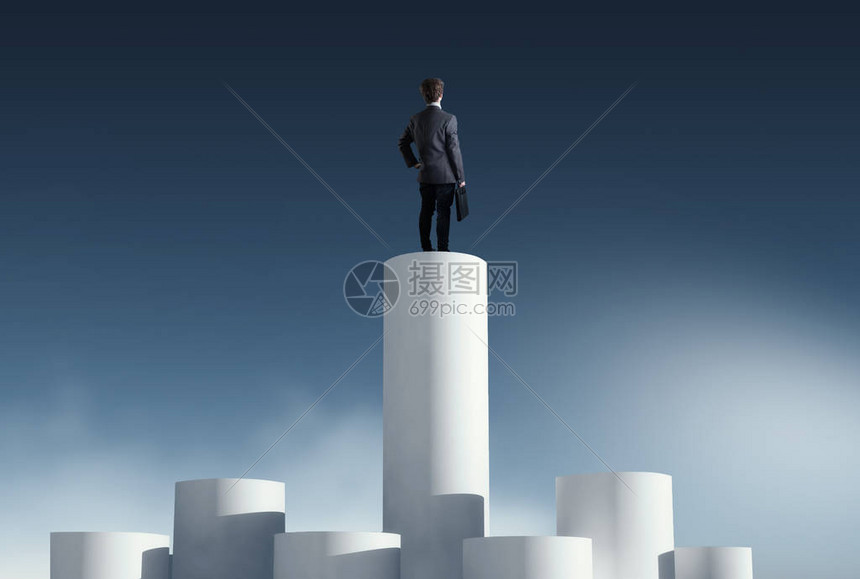 商人站在更高的柱子上图片