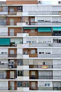 西班牙马德里人口稠密区的建筑外表图片