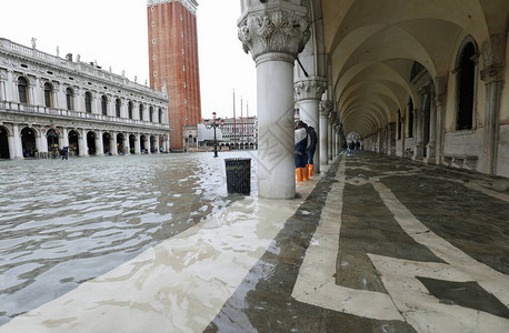 意大利威尼斯在洪水期间被涨潮淹没图片