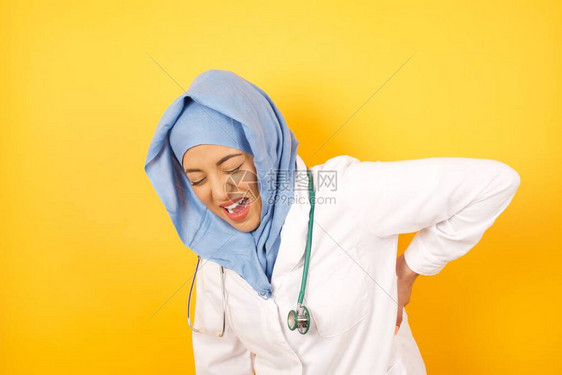 身穿医疗制服的年轻女医生背痛很重图片