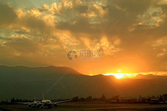 山脉上日出的景色闪亮机场跑道图片