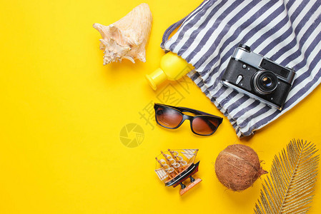 黄色背景的海滩度假附件夏季创作背景顶部视图复制空图片