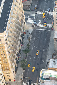 黄色计程车沿曼哈顿大道的一条主要路行驶空中俯视图片