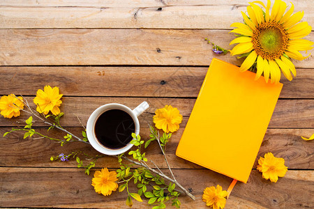 热饮料可和黄色花朵宇宙向日葵安排背景木板平整的衣着风格的商业工作笔图片