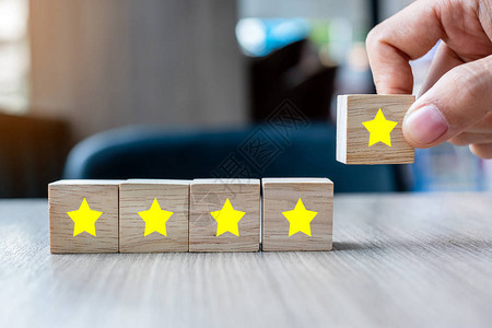 客户拿着带有五颗星符号的木块客户评论反馈评级排图片