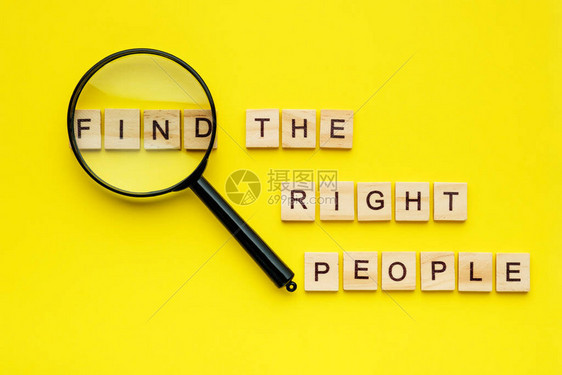 木块刻字在黄色背景上找到合适的人和放大镜人力资源管理招聘招聘和图片