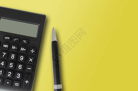 黄色背景财务和会计概念模板上的口袋计算器和图片