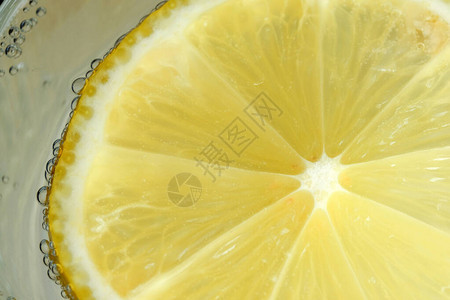 苏打水中的圆柠檬切片图片