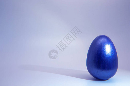 一个蓝色的蓝色复活节彩蛋图片