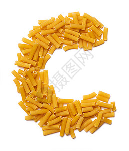 意面,白孤立背景的干意面中的英文字母c用通心粉管制成的食物型式商店