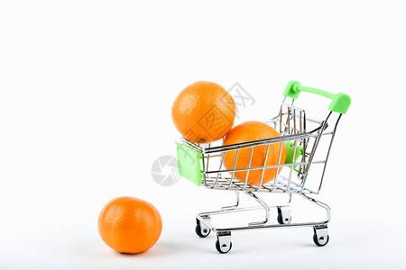 普通话交易概念网上购物的概念购物车和曼丁在白色背景经营理念图片