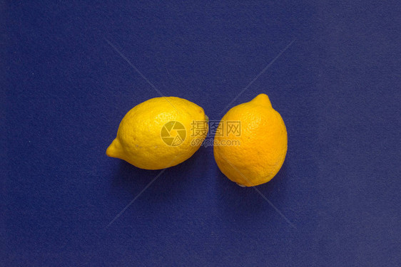 两个蓝色的黄色柠檬物体的相反颜色在一个简单的静态生图片