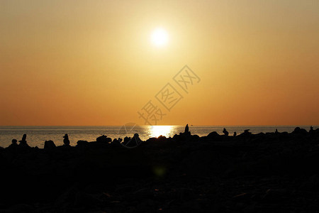 黑海日落时间海边石头盖子金字塔的银幕图片