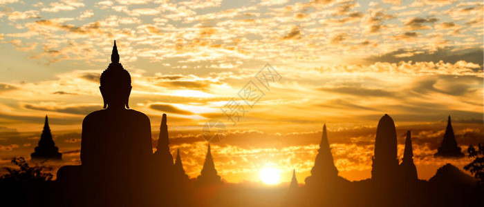 金庙日落背景的佛像月光泰国旅游景图片