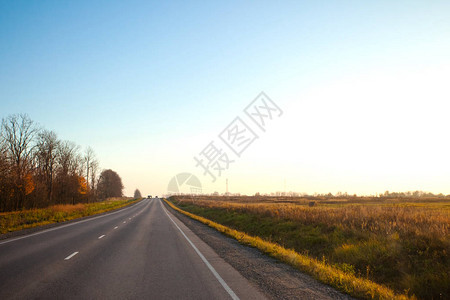 夕阳西下的道路走向远方图片