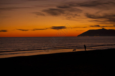 夕阳下的海边风景图片