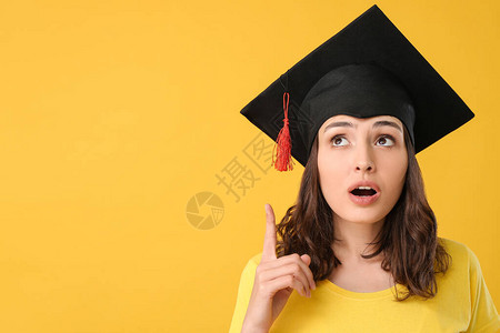 女毕业生在肤色背景方面有提高的指数图片