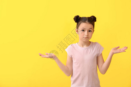 道歉在颜色背景的小女孩图片