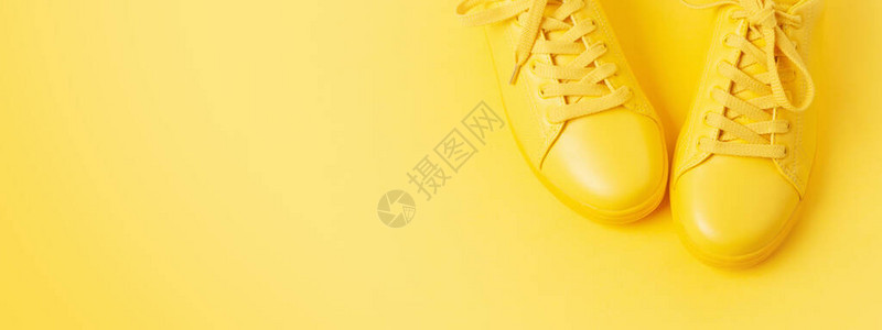 横幅上挂着黄色鞋的黄色底最小样式背景图片