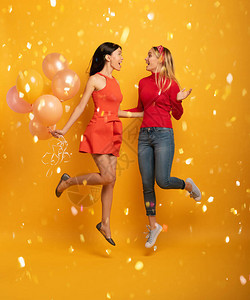 布莱奈特和金发女孩们准备参加一个有气球的派对图片
