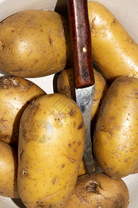 新鲜未去皮的土豆土豆的背景图片