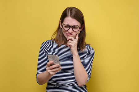 女在手机上使用互联网连线进行突击检查电子邮件的女用惊吓者图片