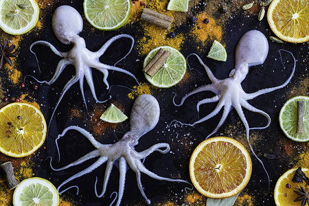 三个小章鱼环绕着黑色背景的多图片素材