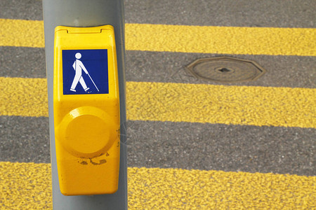 高清图片为zrich街上的盲人高清图片过马路看红绿灯高清图片扶老奶奶