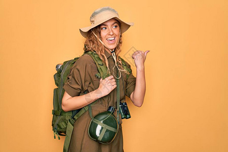 年轻的金发探险家女人背景图片