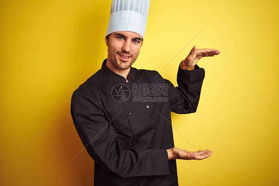 身穿制服和帽子的年轻厨师站在孤立的黄色背景上图片